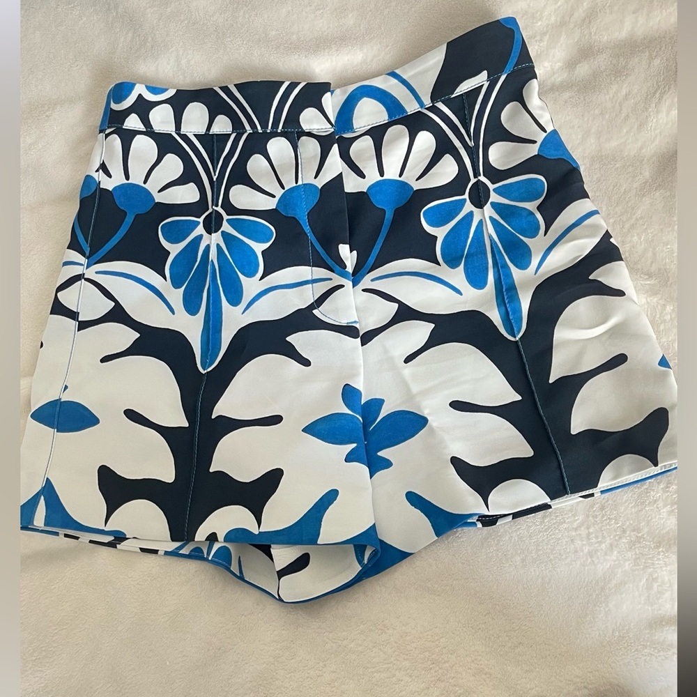 I don't use it anymore and it's in perfect condition. Zara short, size M